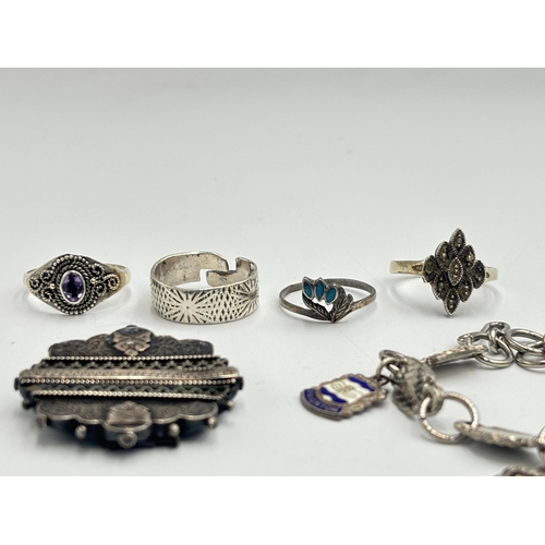 2085D - Six pieces of silver jewellery to include Victorian brooch, amethyst dress ring etc. - approx. gross... 