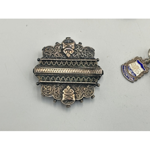 2085D - Six pieces of silver jewellery to include Victorian brooch, amethyst dress ring etc. - approx. gross... 