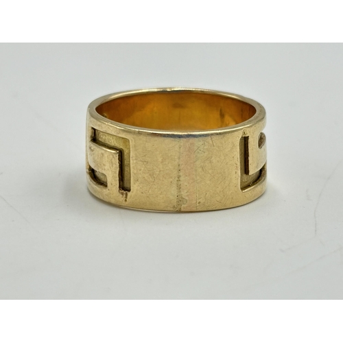 2092 - A 14ct gold Greek key band ring, size T - approx. gross weight 11.4g