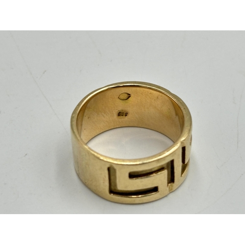 2092 - A 14ct gold Greek key band ring, size T - approx. gross weight 11.4g