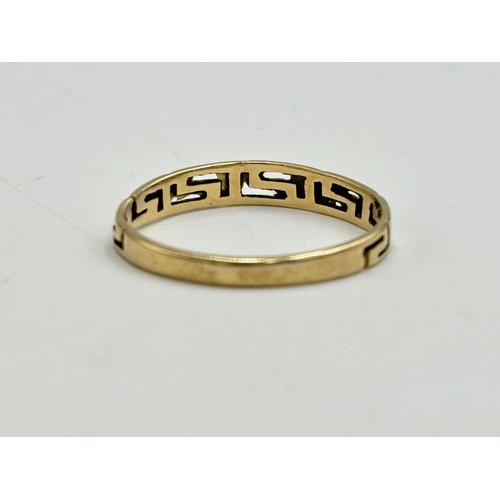 2094 - A 14ct gold Greek key dress ring, size S - approx. gross weight 1.5g