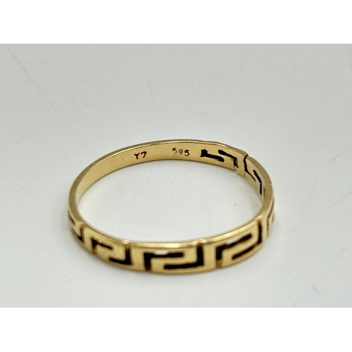 2094 - A 14ct gold Greek key dress ring, size S - approx. gross weight 1.5g