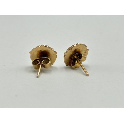 2100E - A pair of 9ct gold floral stud earrings - approx. gross weight 2.2g