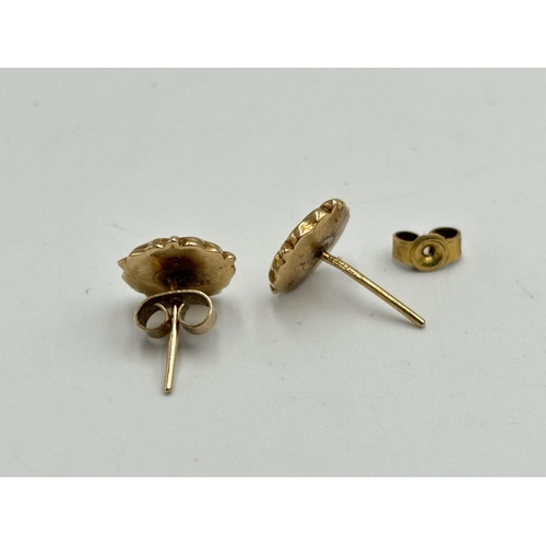 2100E - A pair of 9ct gold floral stud earrings - approx. gross weight 2.2g