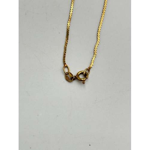 2100F - A hallmarked 9ct gold chain necklace with yellow metal pearl pendant - approx. weight of chain 2.5g