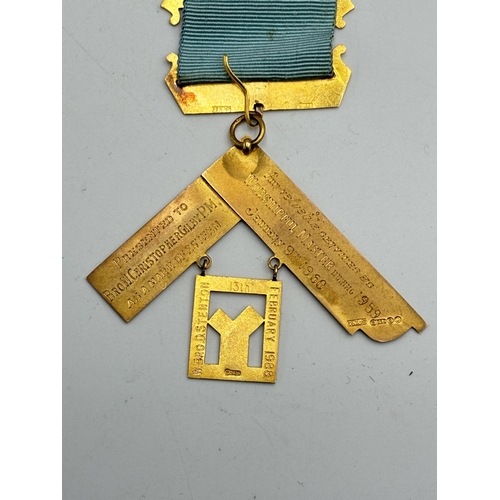 2223B - A George Kenning & Son 15ct gold Avon 1633 Lodge presentation masonic jewel, presented to 'Bro. W. C... 