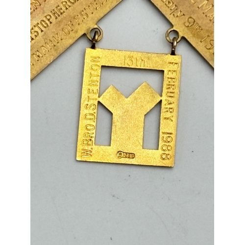 2223B - A George Kenning & Son 15ct gold Avon 1633 Lodge presentation masonic jewel, presented to 'Bro. W. C... 