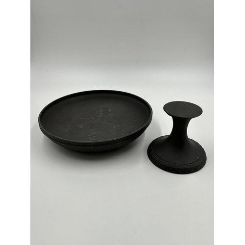 279 - A Wedgwood black basalt circular bowl on pedestal stand - approx. 14cm high x 23cm diameter