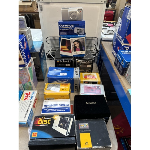 730 - A collection of boxed cameras to include Olympus Superzoom 70G, Samsung AF105S zoom, Polaroid 636 Cl... 