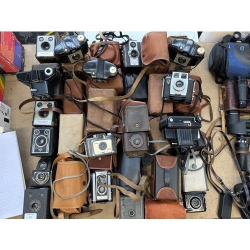 732 - A collection of vintage box and pseudo TLR cameras