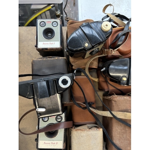 732 - A collection of vintage box and pseudo TLR cameras