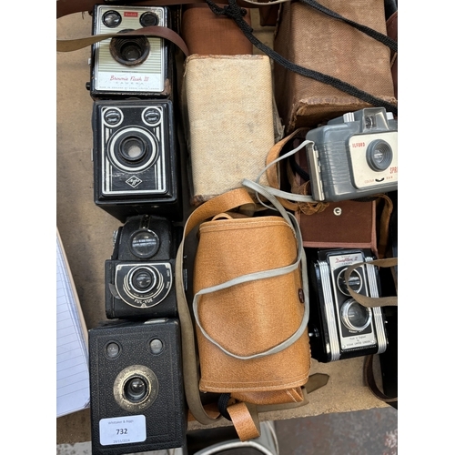 732 - A collection of vintage box and pseudo TLR cameras