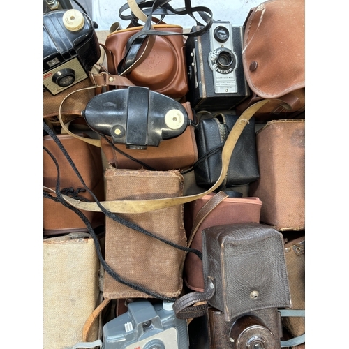 732 - A collection of vintage box and pseudo TLR cameras