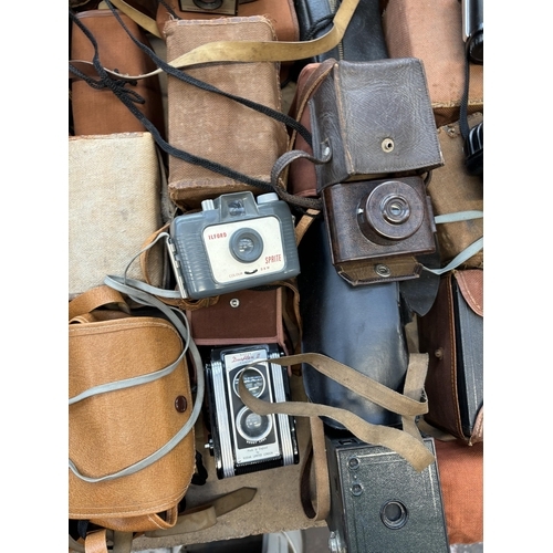 732 - A collection of vintage box and pseudo TLR cameras