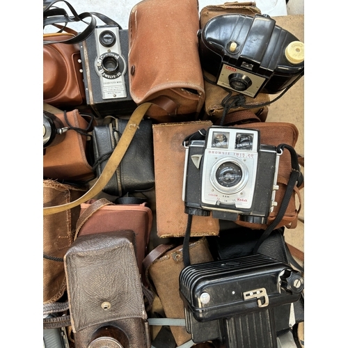 732 - A collection of vintage box and pseudo TLR cameras