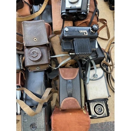 732 - A collection of vintage box and pseudo TLR cameras