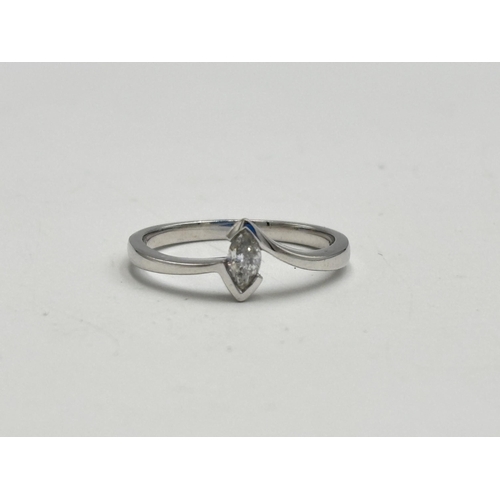 2133E - A hallmarked 9ct white gold marquise cut ring, size P - approx. gross weight 2g