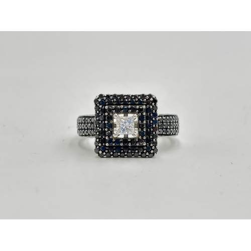 2133G - A hallmarked 9ct white gold princess cut diamond ring, size O - approx. gross weight 5.4g