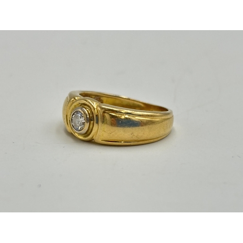 2133L - A hallmarked 18ct gold diamond ring, size J - approx. gross weight 4.05g