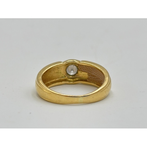 2133L - A hallmarked 18ct gold diamond ring, size J - approx. gross weight 4.05g