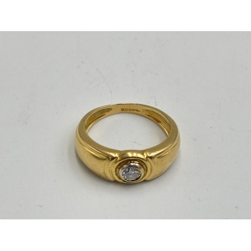 2133L - A hallmarked 18ct gold diamond ring, size J - approx. gross weight 4.05g