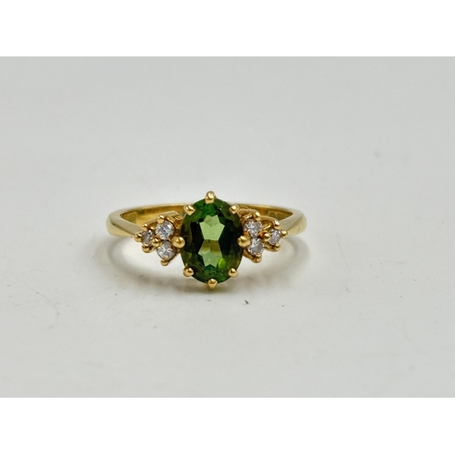 2133T - A hallmarked 18ct gold diamond and peridot ring, size O - approx. gross weight 3.5g