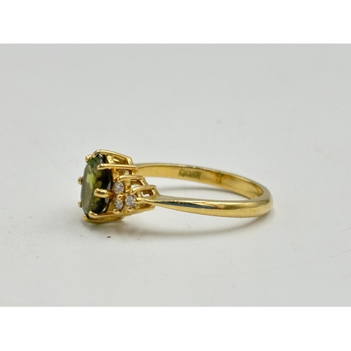 2133T - A hallmarked 18ct gold diamond and peridot ring, size O - approx. gross weight 3.5g