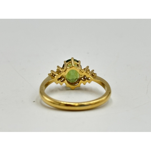 2133T - A hallmarked 18ct gold diamond and peridot ring, size O - approx. gross weight 3.5g