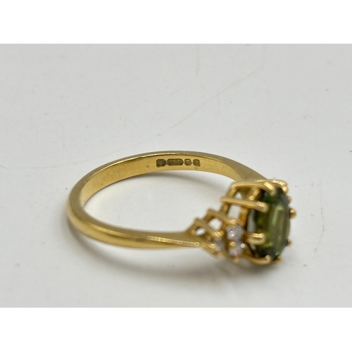 2133T - A hallmarked 18ct gold diamond and peridot ring, size O - approx. gross weight 3.5g