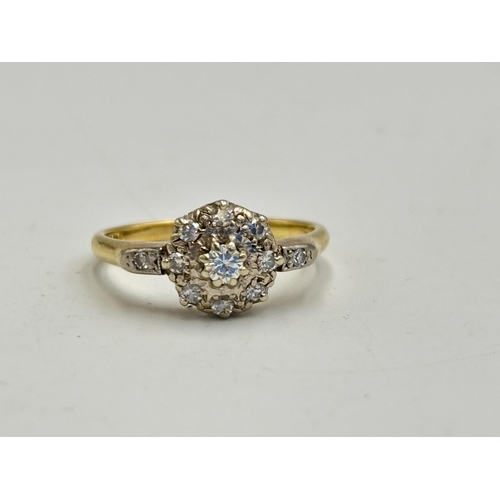 2133U - A hallmarked 18ct gold diamond daisy ring, size O - approx. gross weight 3.25g