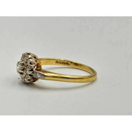 2133U - A hallmarked 18ct gold diamond daisy ring, size O - approx. gross weight 3.25g