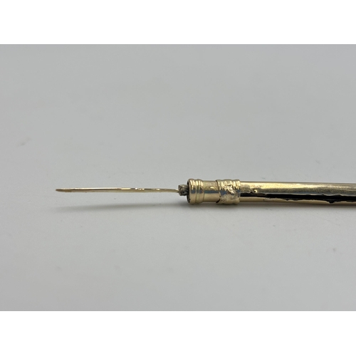 2133Y - A 9ct gold toothpick - approx. gross weight 2.5g