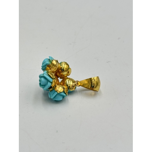 2133Z - An 18ct gold flower pendant - approx. gross weight 3.7g