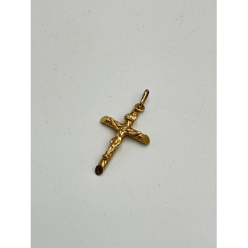 2134B - A 9ct gold crucifix pendant - approx. gross weight 2g