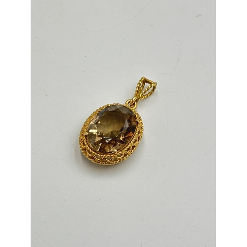 2134C - A 9ct gold smoky quartz pendant - approx. gross weight 8.75g