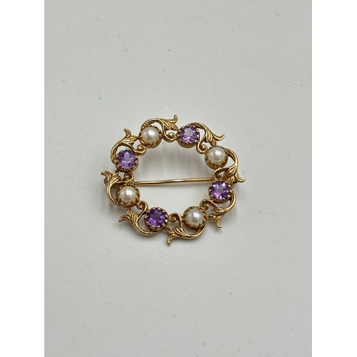 2134D - A 9ct gold pearl and amethyst circular brooch - approx. gross weight 3.75g