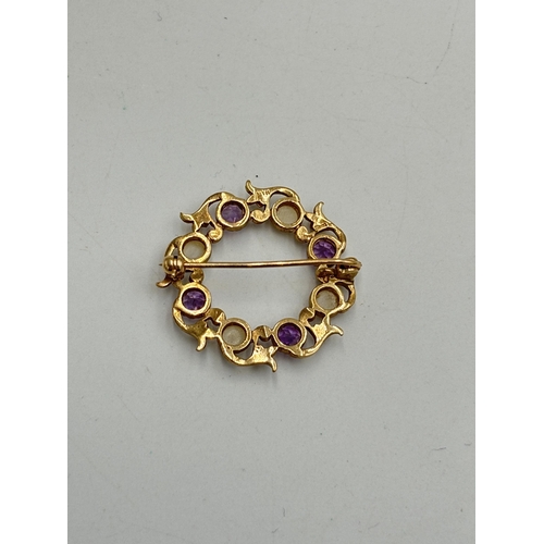 2134D - A 9ct gold pearl and amethyst circular brooch - approx. gross weight 3.75g