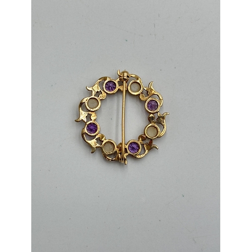 2134D - A 9ct gold pearl and amethyst circular brooch - approx. gross weight 3.75g