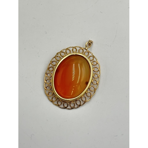 2134E - A 9ct gold agate stone pendant - approx. gross weight 10g