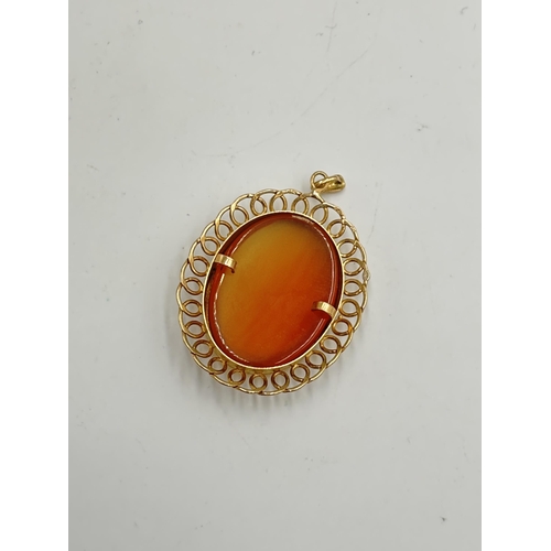 2134E - A 9ct gold agate stone pendant - approx. gross weight 10g