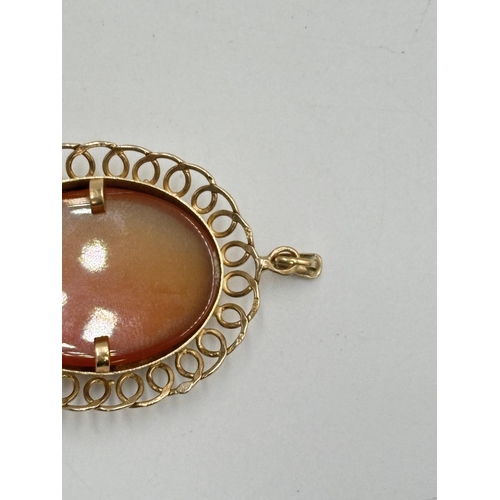 2134E - A 9ct gold agate stone pendant - approx. gross weight 10g