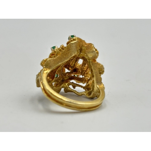 2134L - An 18ct gold emerald and diamond abstract ring, size P - approx. gross weight 16.2g