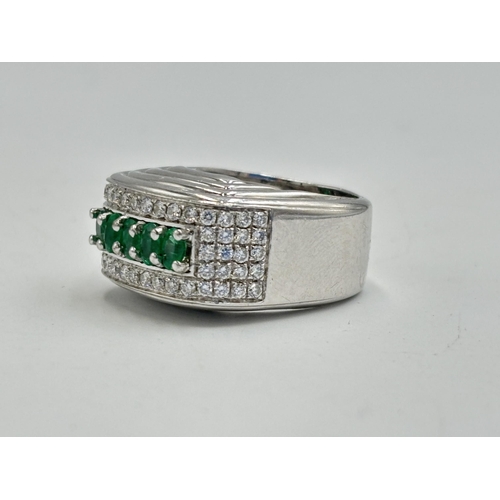 2134M - An Art Deco 18ct white gold 1ct diamond and 14ct emerald ring, size T - approx. gross weight 19.7g