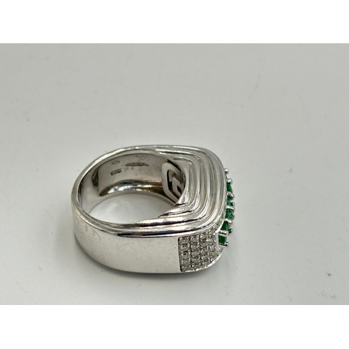 2134M - An Art Deco 18ct white gold 1ct diamond and 14ct emerald ring, size T - approx. gross weight 19.7g