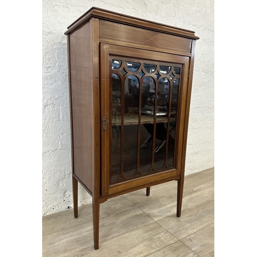 109 - An Edwardian inlaid mahogany display cabinet with key - approx. 109cm high x 61cm wide x 36cm deep