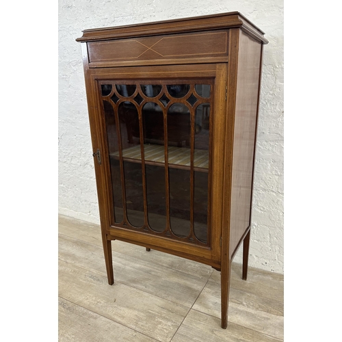 109 - An Edwardian inlaid mahogany display cabinet with key - approx. 109cm high x 61cm wide x 36cm deep