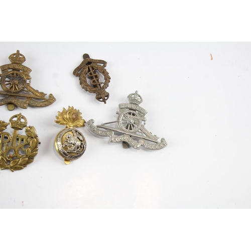 2275 - Ten military cap badges