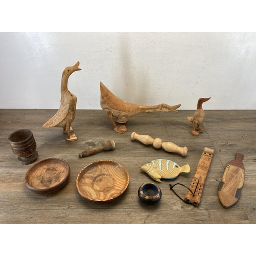 556 - A collection of treenware to include Benny's Bod Benny Larsson circular dish, oak circular bowl, thr... 