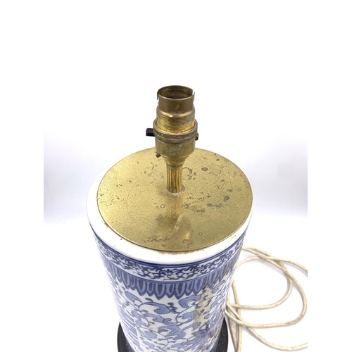 365 - A 20th century Chinese blue and white porcelain table lamp on ebonised circular plinth - approx. 40c... 