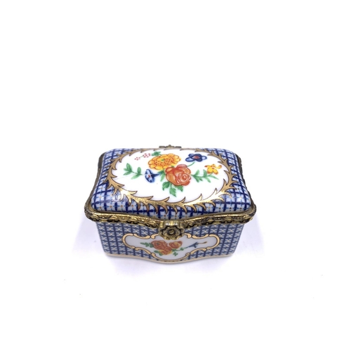 366 - Seven Del Prado hand finished fine porcelain pill boxes